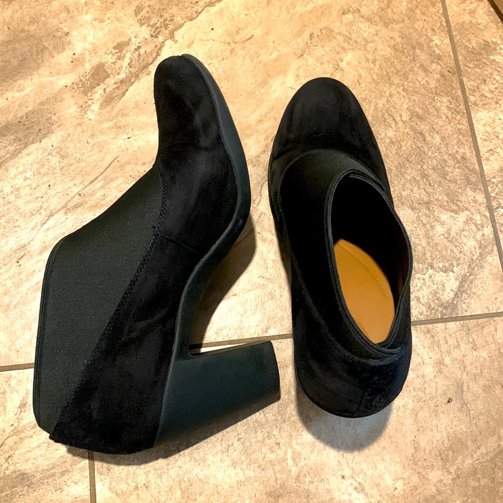 EUC Clark’s Shooties in Black Suede, 8M.  Barely worn.  Very comfortable.